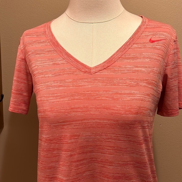 NIKE DRI- Fit Red & White Micro- Striped Short Sleeve T Shirt Women’s Medium - Picture 2 of 9